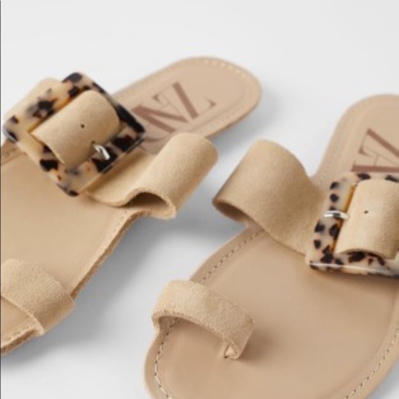 FLAT LEATHER SANDALS WITH TORTOISESHELL BUCKLE - Picture 4 of 6